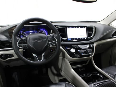 Used 2023 Chrysler Pacifica Limited FWD image 2