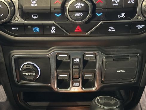 Used 2023 Jeep Wrangler Unlimited Sahara AWD/4WD image 33