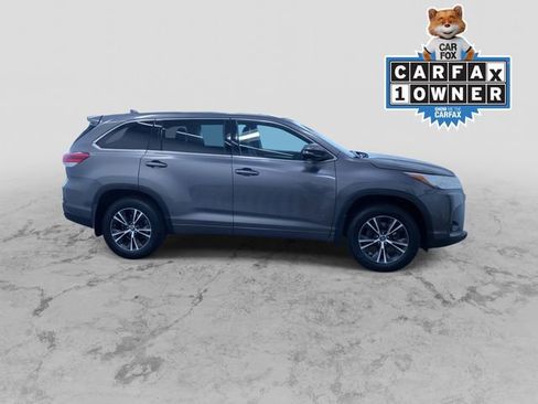 Used 2017 Toyota Highlander Plus AWD/4WD image 2