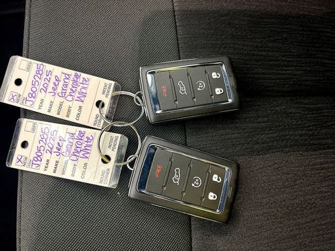 New 2025 Jeep Grand Cherokee Laredo image 18