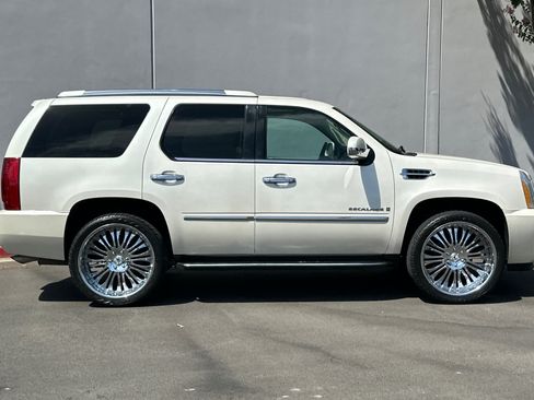 Used 2007 Cadillac Escalade AWD w/ Information Package image 3