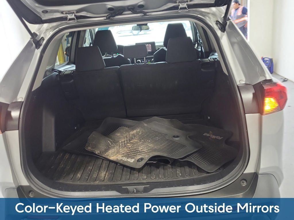 Used 2021 Toyota RAV4 LE AWD/4WD image 5