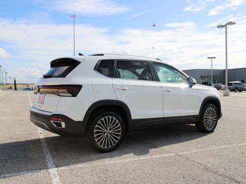 New 2025 Volkswagen Taos SE image 3