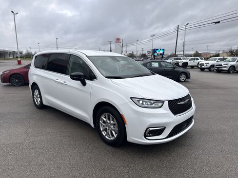 Used 2024 Chrysler Pacifica Touring-L image 2