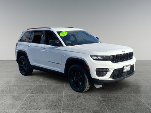 Used 2023 Jeep Grand Cherokee Altitude RWD image 7