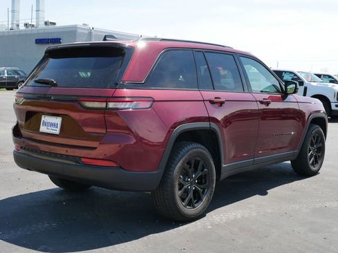Used 2025 Jeep Grand Cherokee Altitude AWD/4WD image 4