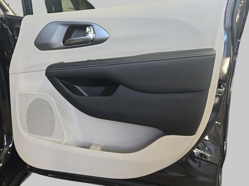 Used 2024 Chrysler Pacifica Touring-L FWD image 12