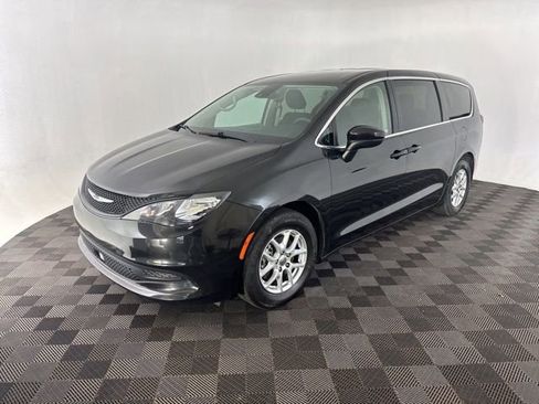 Used 2023 Chrysler Voyager LX FWD image 3