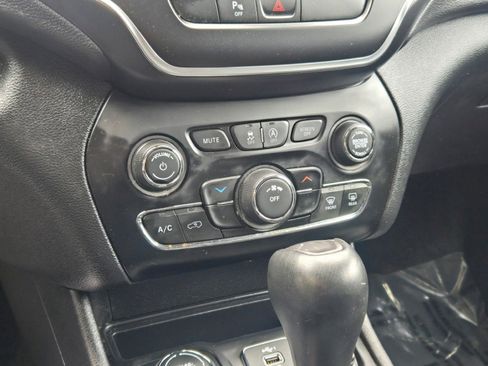 Used 2020 Jeep Cherokee Latitude Plus image 25