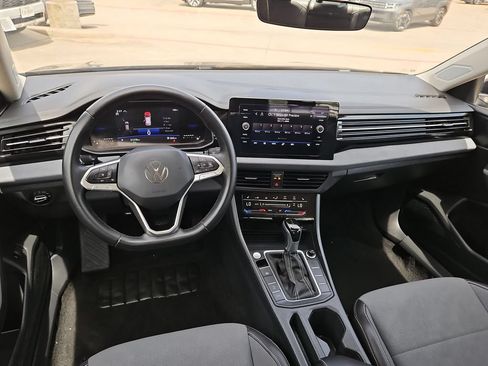 Used 2025 Volkswagen Jetta SE FWD image 26