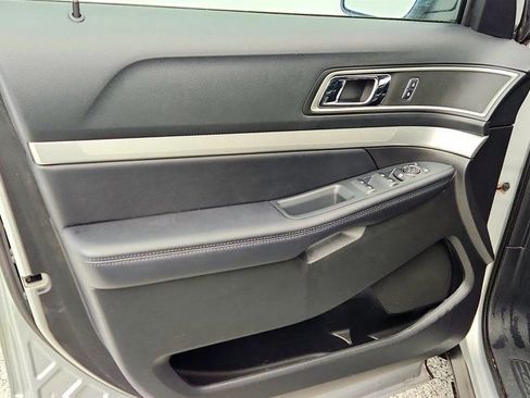 Used 2017 Ford Explorer XLT w/ Equipment Group 202A image 11