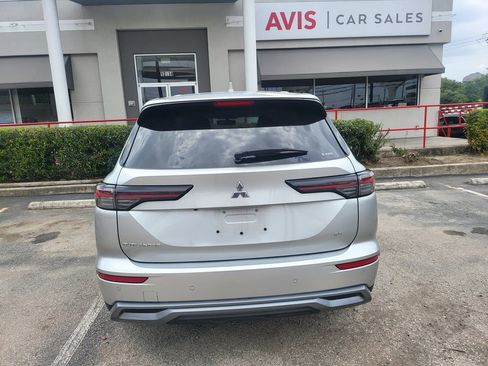 Used 2025 Mitsubishi Outlander SE image 3