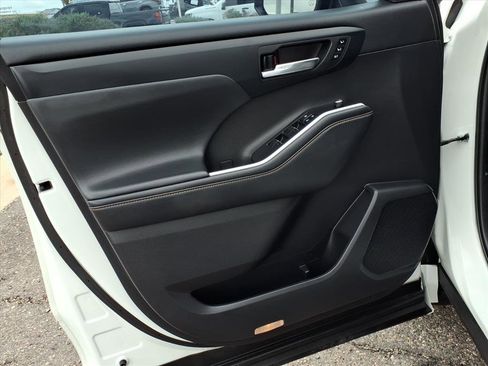 Used 2022 Toyota Highlander Bronze Edition image 18