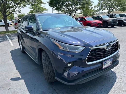 Used 2023 Toyota Highlander LE AWD/4WD image 3