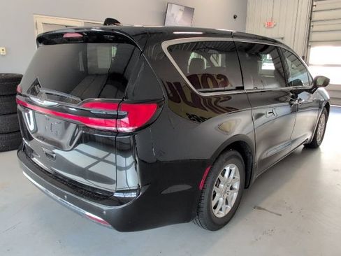 Used 2025 Chrysler Pacifica Select FWD image 5