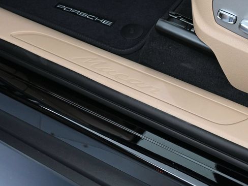 Certified 2026 Porsche Macan AWD/4WD image 16