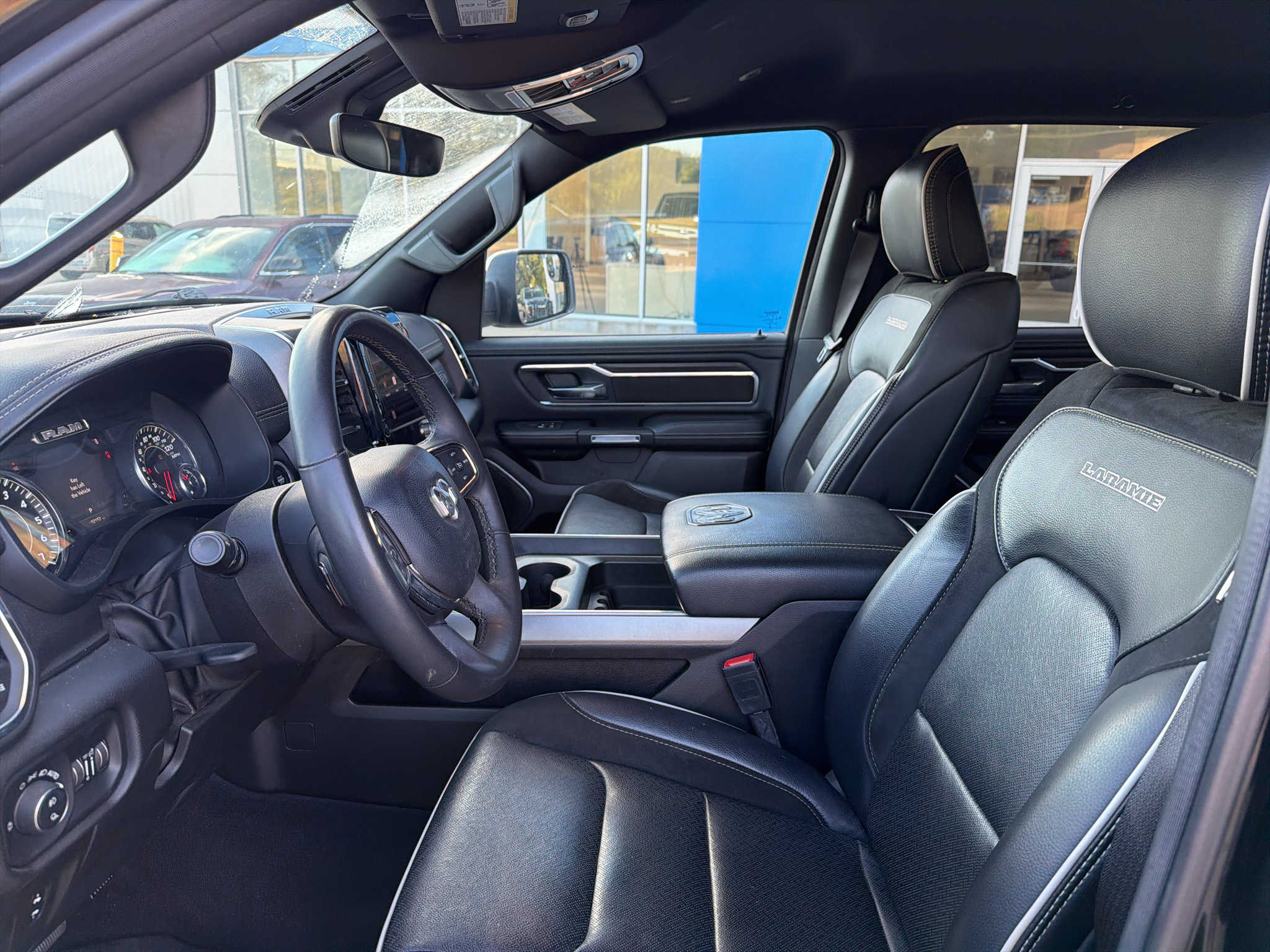 Used 2025 RAM 1500 Laramie AWD/4WD image 4