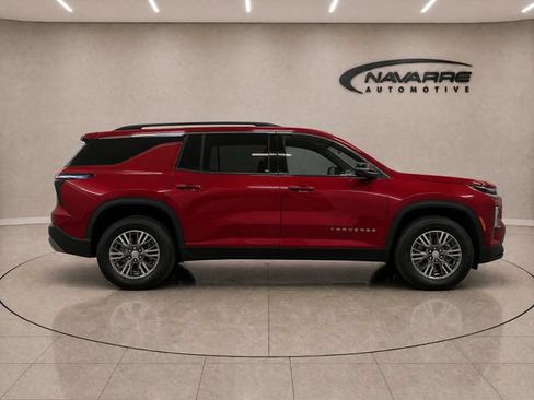 Used 2025 Chevrolet Traverse LT w/ Driver Confidence Package FWD image 8