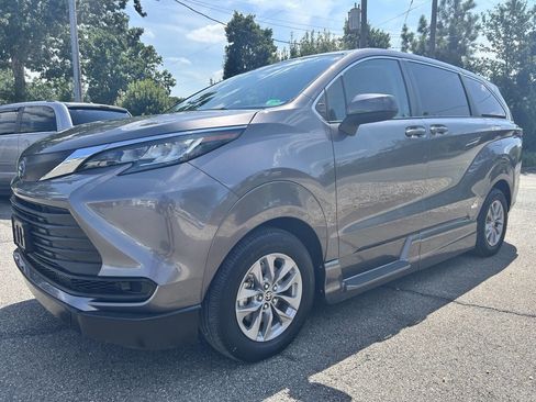 Used 2022 Toyota Sienna LE image 11