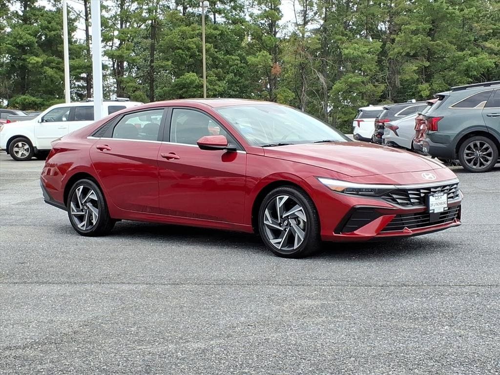 Used 2025 Hyundai Elantra SEL FWD image 2