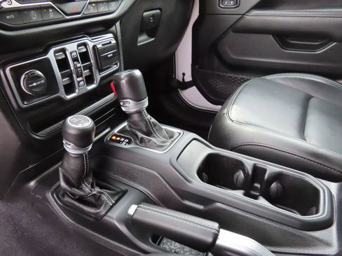 Certified 2020 Jeep Wrangler Unlimited Sahara AWD/4WD image 17