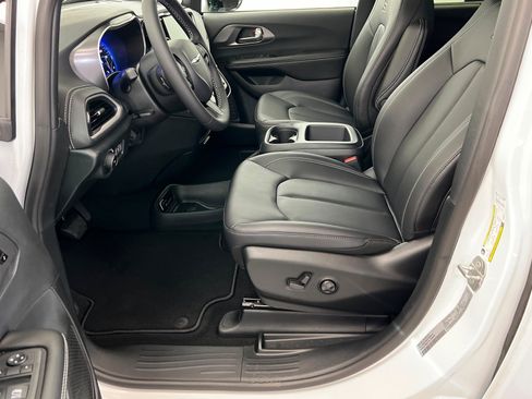 New 2026 Chrysler Pacifica Select w/ S Appearance Package image 17