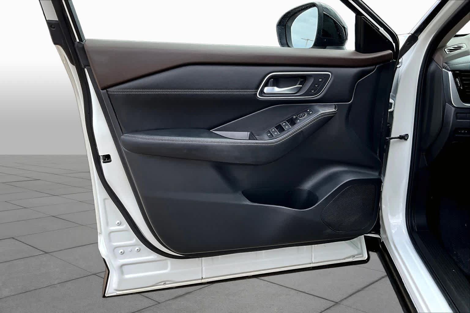 Used 2023 Nissan Rogue Platinum w/ Platinum Premium Package FWD image 22