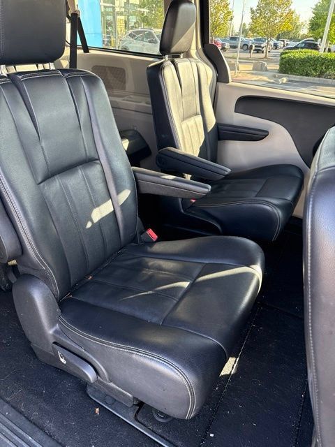 Used 2013 Chrysler Town & Country Touring FWD image 16
