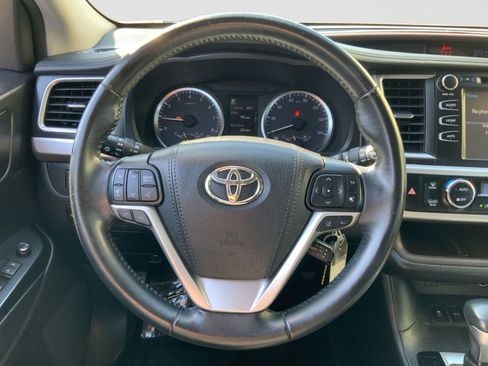 Used 2017 Toyota Highlander Plus FWD image 38