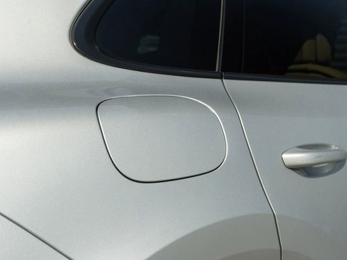 Used 2023 Porsche Cayenne AWD/4WD image 15