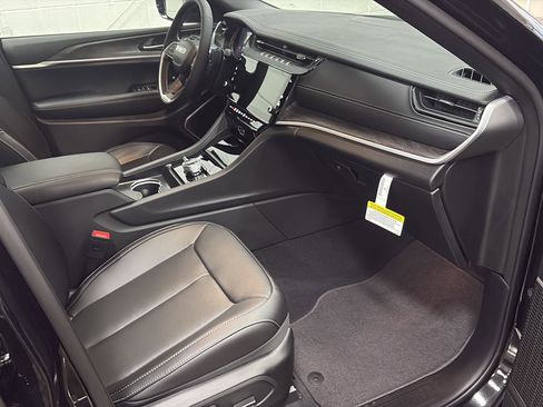 New 2026 Jeep Grand Cherokee L Limited w/ Luxury Tech Group II image 22