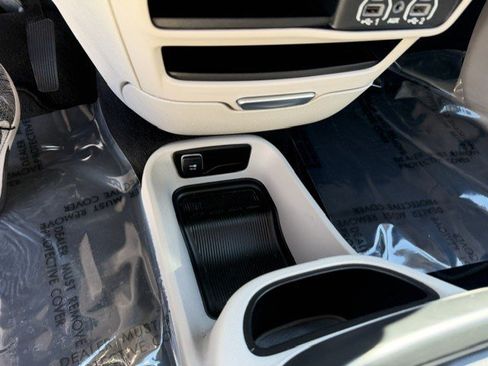 Used 2023 Chrysler Pacifica Touring-L FWD image 23