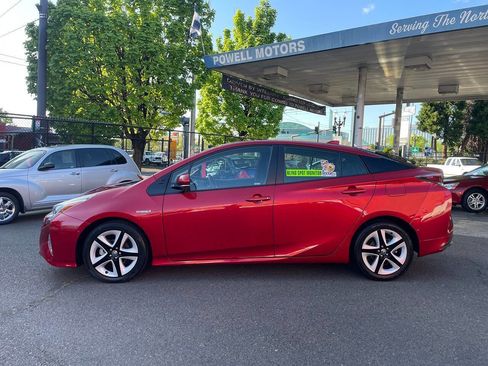 Used 2017 Toyota Prius Four Touring w/ Premium Convenience Package FWD image 10