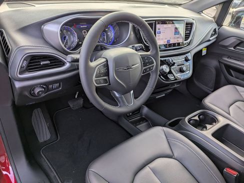 New 2026 Chrysler Pacifica Select AWD/4WD image 9