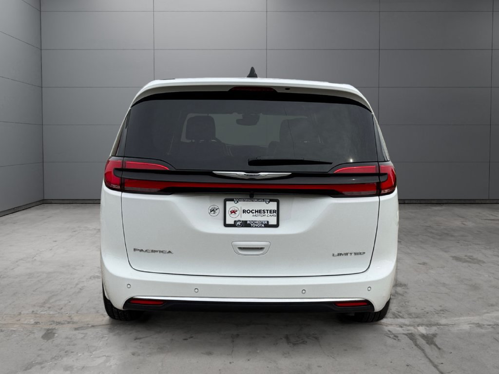 Used 2026 Chrysler Pacifica Limited FWD image 4