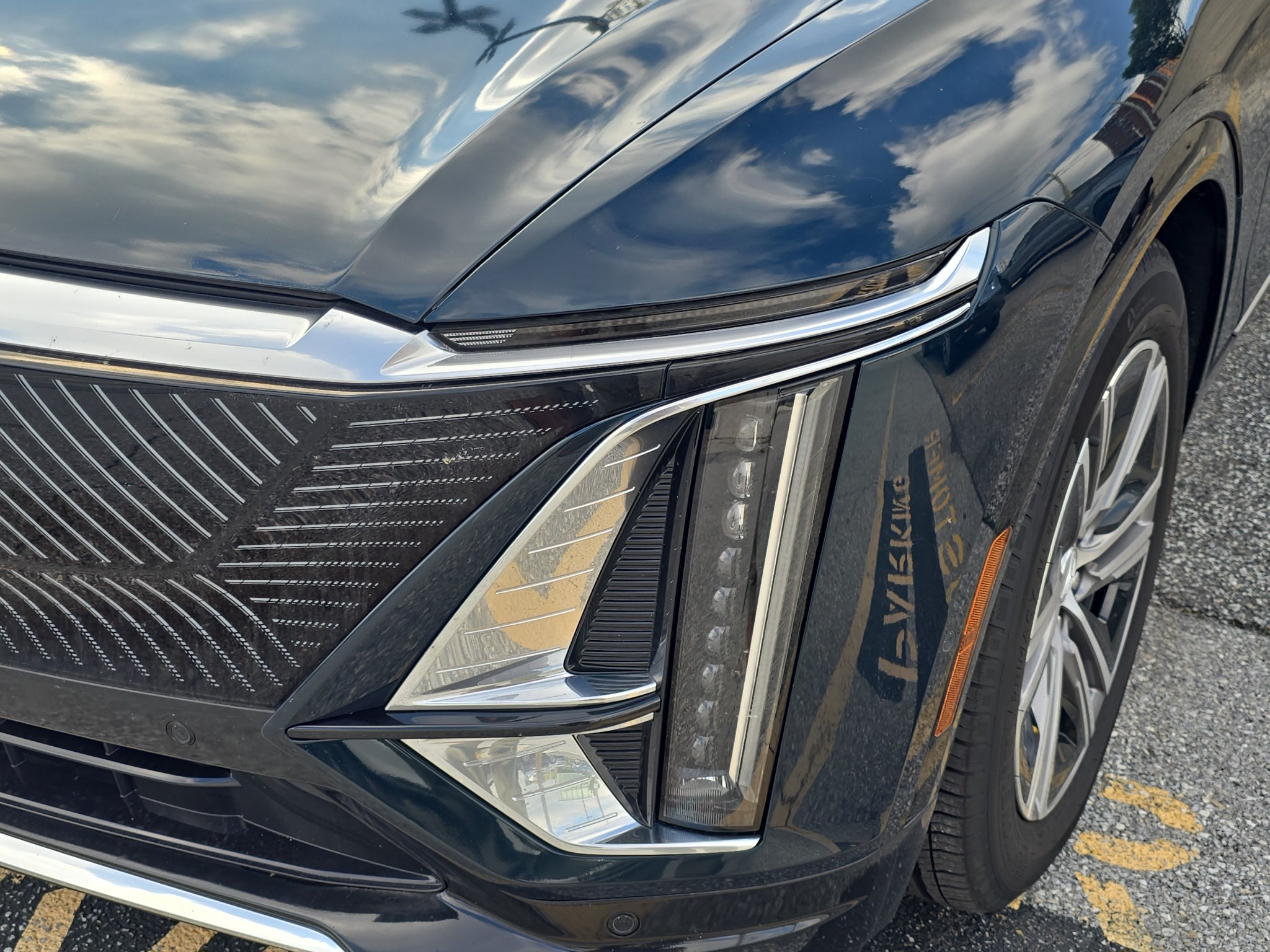 Used 2024 Cadillac Lyriq Luxury AWD/4WD image 9