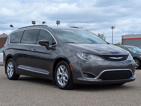 Used 2017 Chrysler Pacifica Touring-L FWD image 5