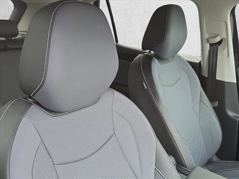 Used 2025 Volkswagen Tiguan SE image 21