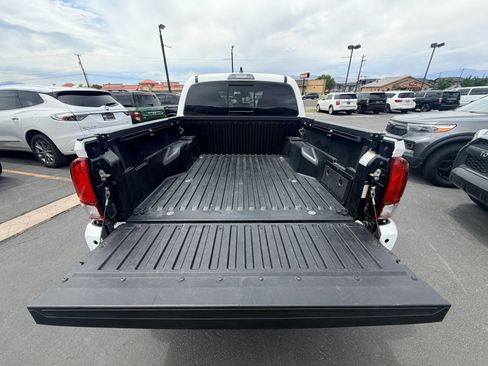 Used 2020 Toyota Tacoma TRD Off-Road w/ Exterior Package AWD/4WD image 26