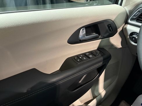 Used 2024 Chrysler Pacifica Touring-L FWD image 20