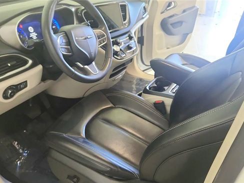 Used 2023 Chrysler Pacifica Touring-L FWD image 22