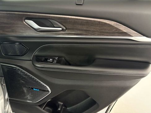 Used 2022 Jeep Grand Cherokee Overland w/ Luxury Tech Group IV image 39