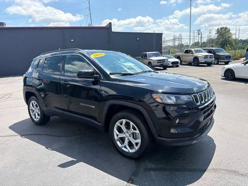 Used 2024 Jeep Compass Latitude AWD/4WD image 1