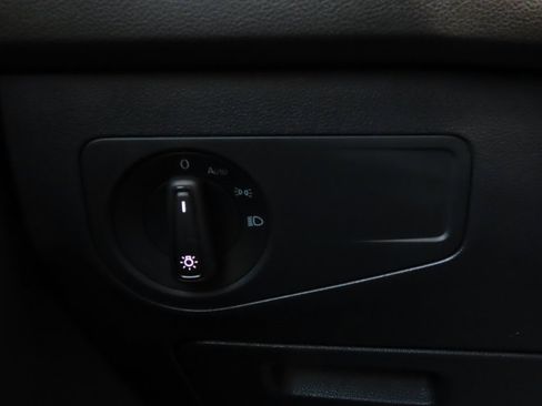 Used 2018 Volkswagen Tiguan S image 37