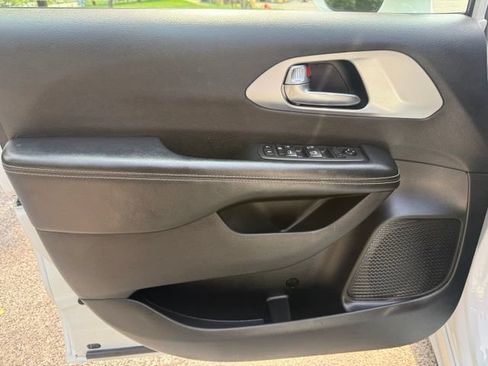 Used 2019 Chrysler Pacifica Touring-L w/ S Appearance Package FWD image 13