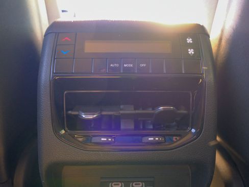 Used 2024 Jeep Grand Cherokee L Laredo image 34