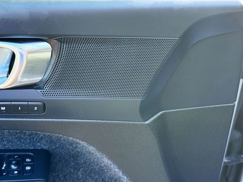 Used 2023 Volvo XC40 B5 Plus image 20