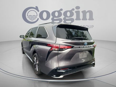 Used 2022 Toyota Sienna XSE FWD image 3