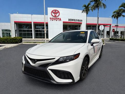 Used 2023 Toyota Camry SE FWD image 3