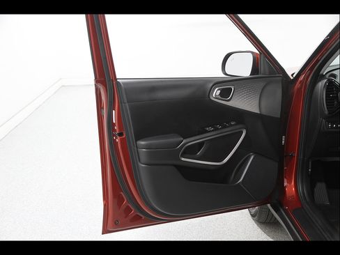Used 2025 Kia Soul S FWD image 4